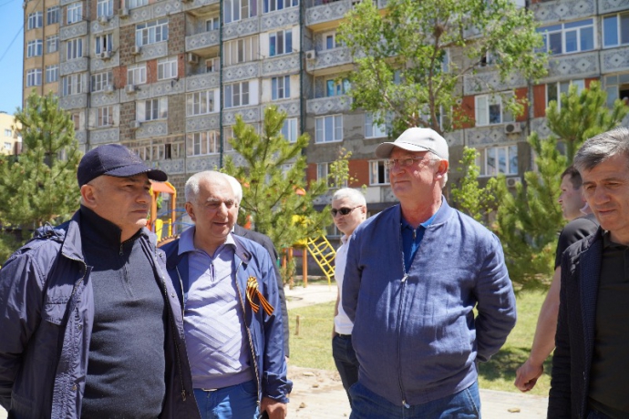 В Каспийске ко Дню Победы благоустроили старый сквер