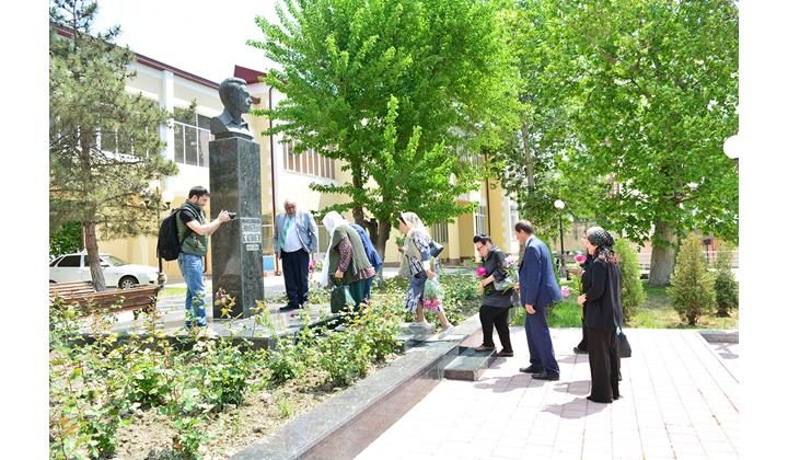 В Махачкале День дагестанской литературы отметили "Литературной прогулкой"