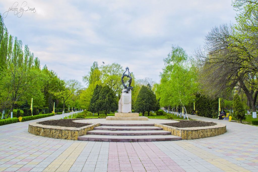 В Махачкале благоустроят два сквера