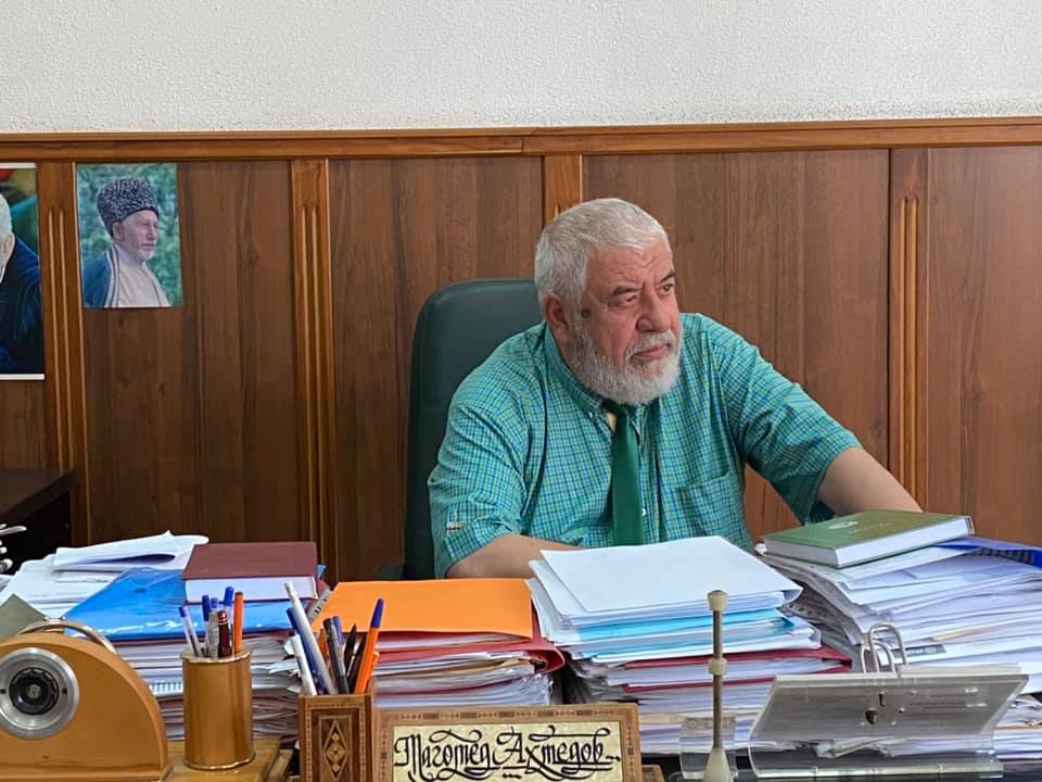 Председатель Союза писателей Дагестана Магомед Ахмедов поздравил лауреатов госпремий РД и премии им. Р.Гамзатова