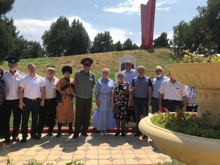 В Хасавюрте на территории полкового кладбища открыли памятный знак   