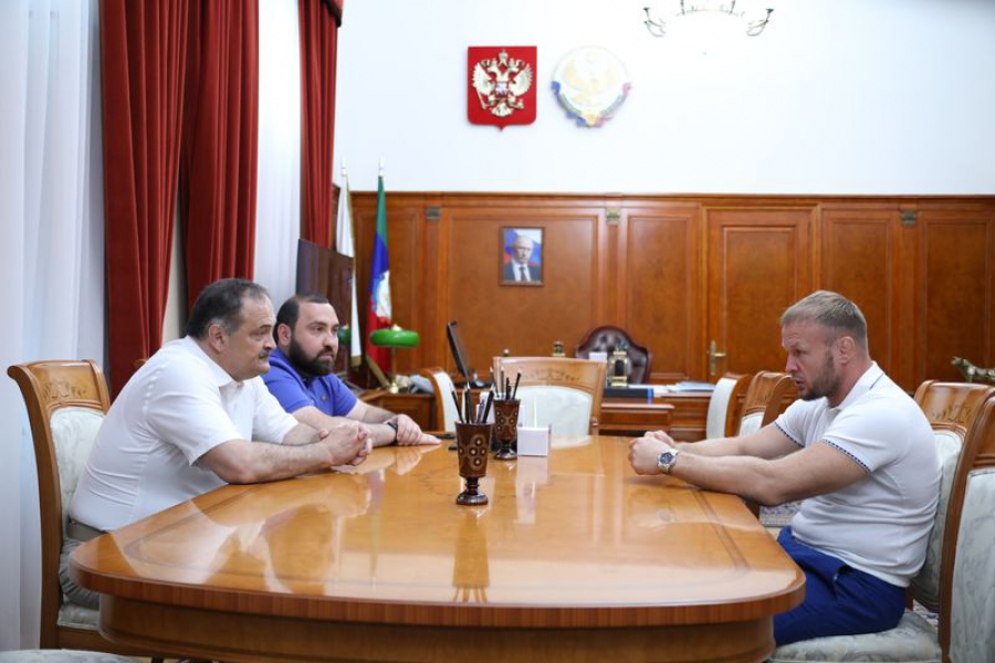 Глава Дагестана провел встречу с российским бойцом смешанного стиля Александром Шлеменко