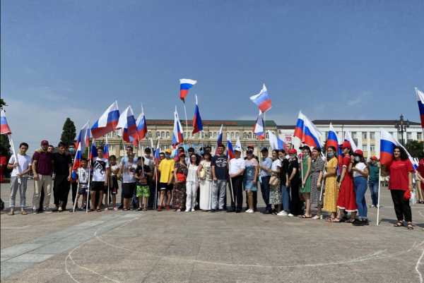 В Махачкале прошел флешмоб в День Государственного флага РФ