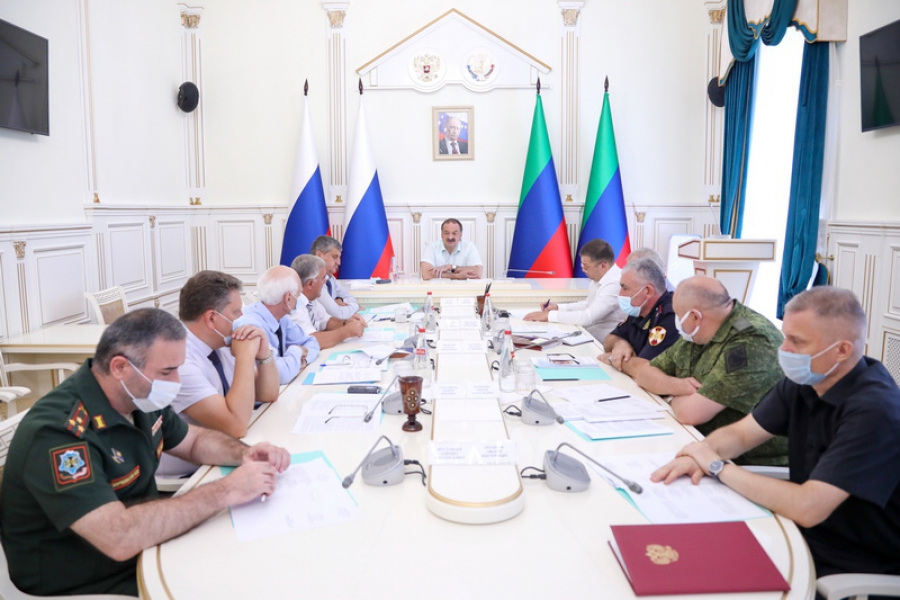 Сергей Меликов провел совещание по вопросам готовности школ к новому учебному году