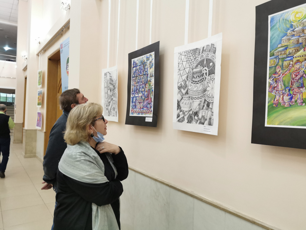 В Махачкале открылась XXIV Республиканскаявыставка детского рисунка