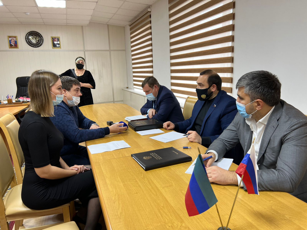 В Кизляре депутат ГД РФ Султан Хамзаев провел личный прием граждан