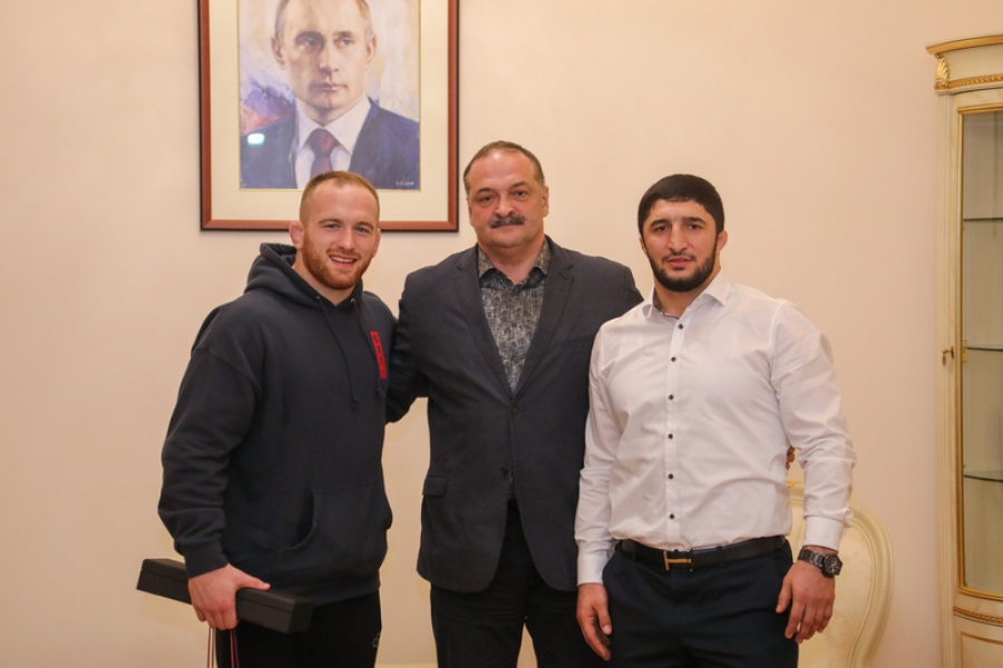 Глава Дагестана встретился с Олимпийскими чемпионами по вольной борьбе 