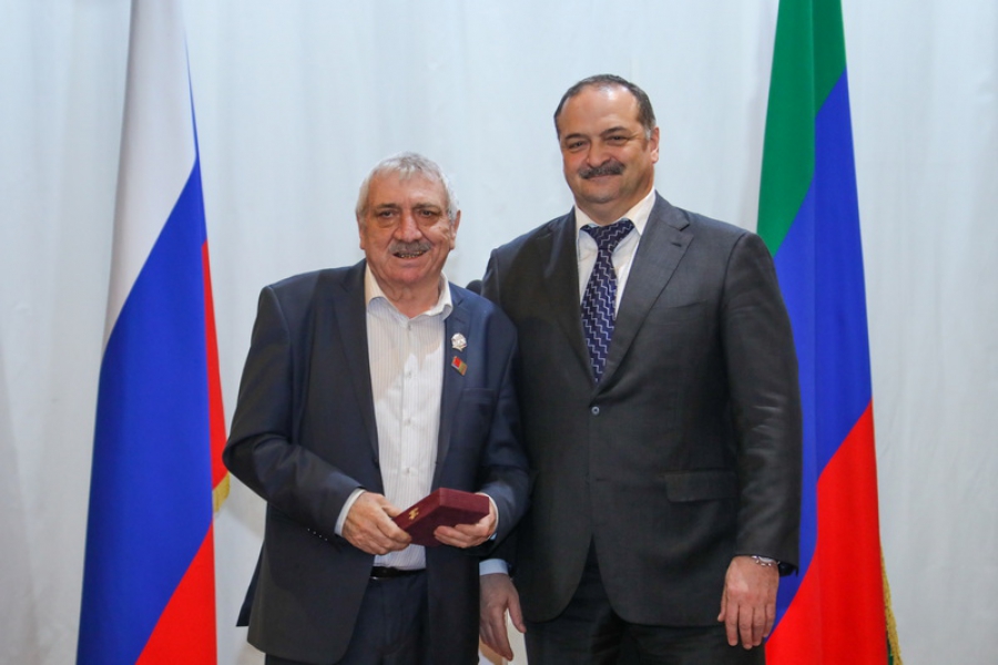 Сергей Меликов вручил награды дагестанцам