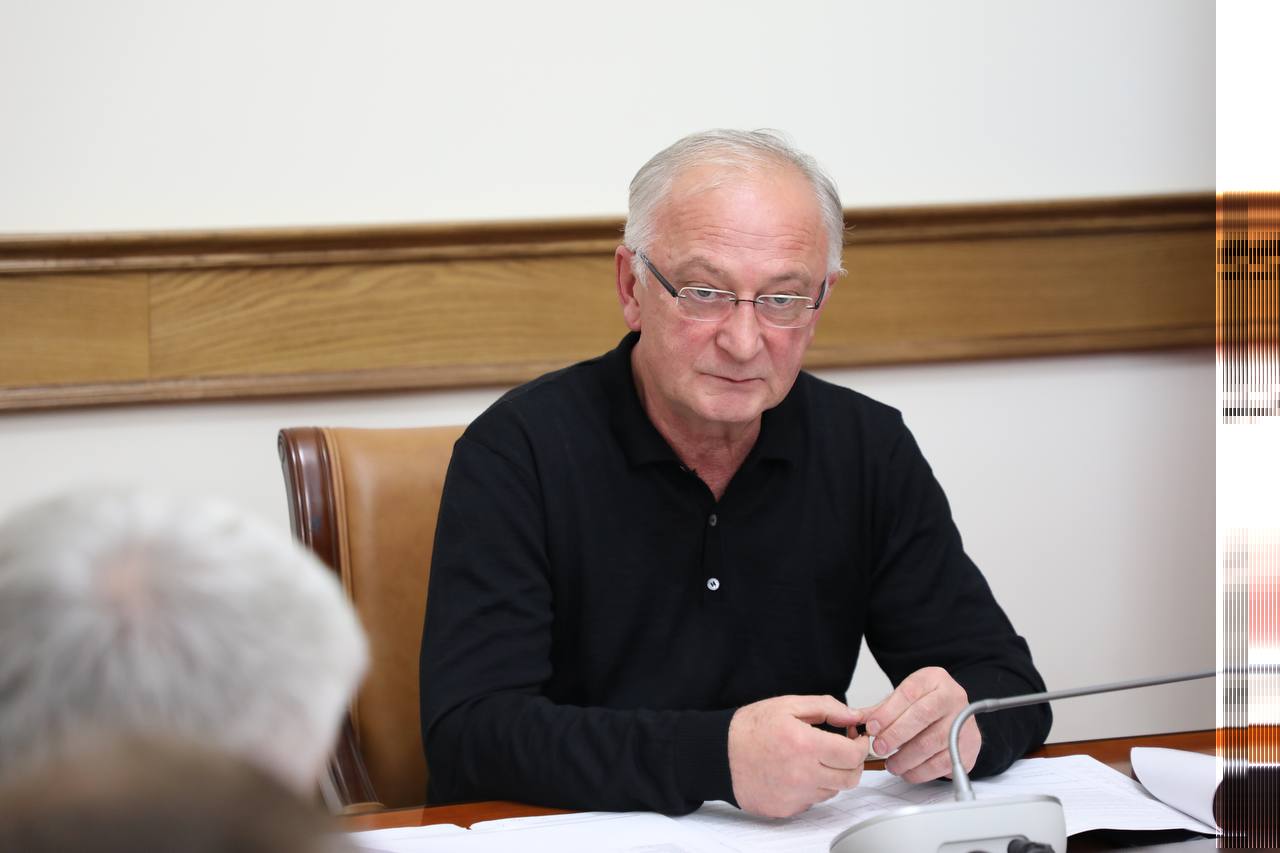 Абдулпатах Амирханов провёл совещание по подготовке к юбилею Расула Гамзатова