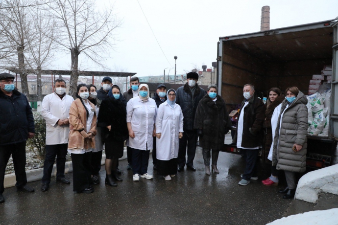 В Дагестане медикам "красной зоны" передали продовольственные наборы
