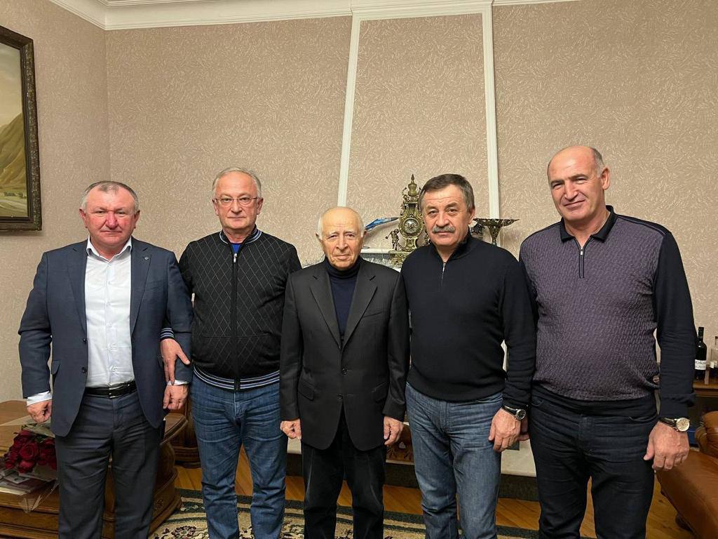 Абдулпатах Амирханов поздравил Муху Алиева с награждением орденом «За заслуги перед Отечеством»