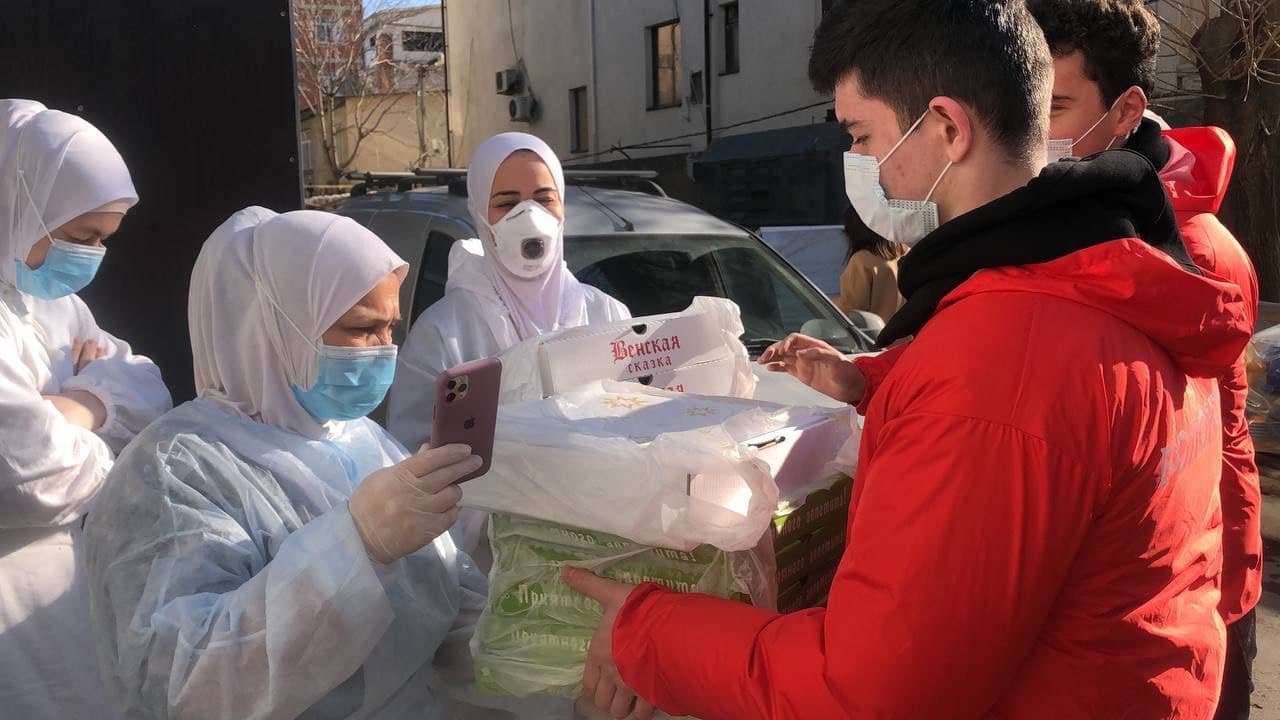 Более 10 тысяч медработников получили волонтерскую помощь в Дагестане