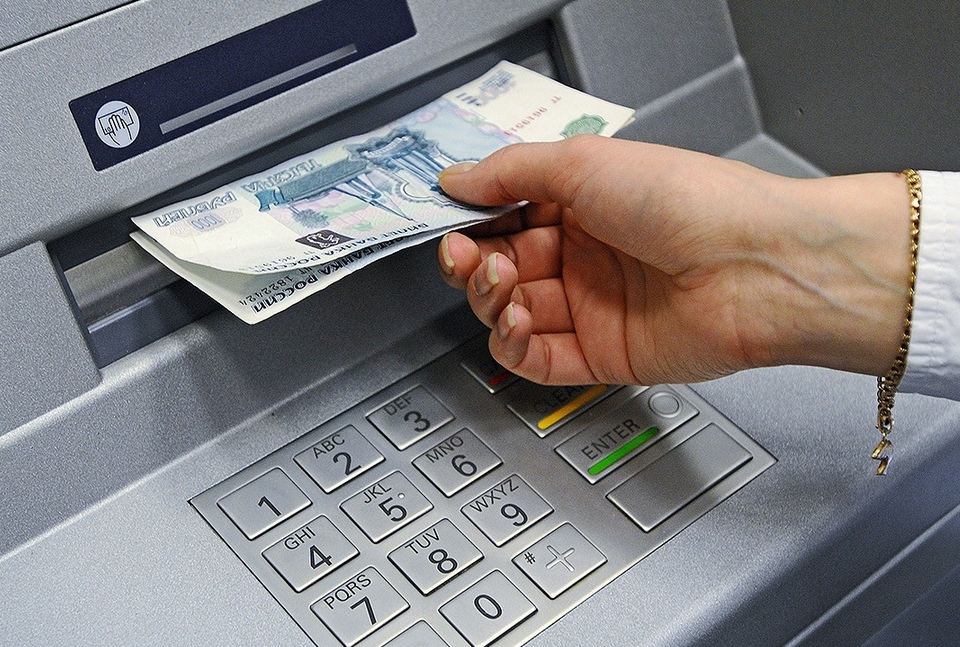Надо ли снимать все деньги с банковской карты на фоне кризиса?