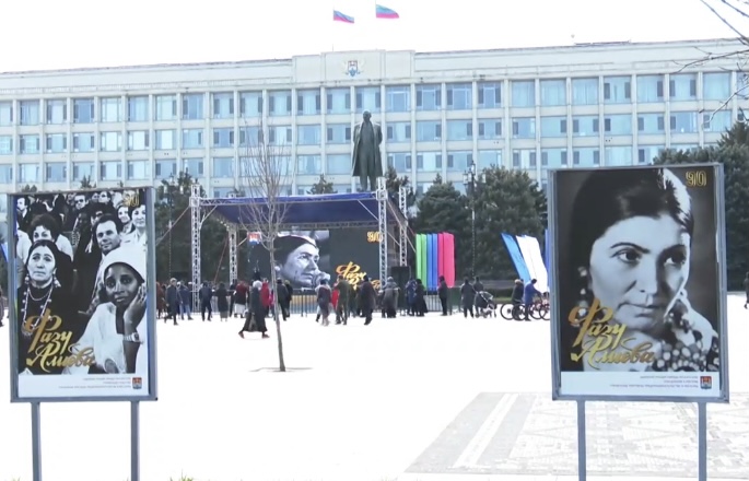 На площаде Махачкалы открылась выставка эксклюзивных фотографий Фазу Алиевой