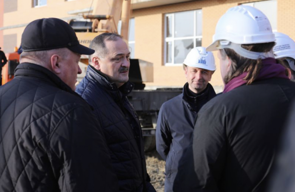 Глава Дагестана посетил стадион «Труд» в Каспийске