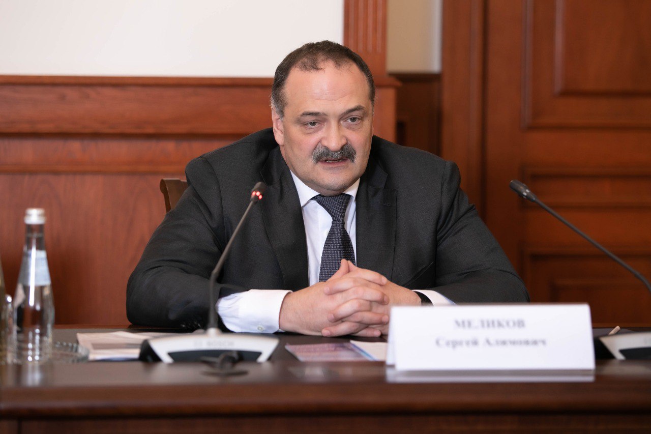 Сергей Меликов поручил использовать местную продукцию при организации питания в школах Дагестана