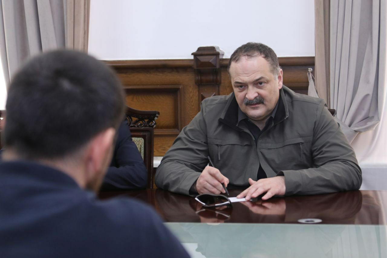 Сергей Меликов встретился с родными жителя Дербента, погибшего при исполнении воинского долга 
