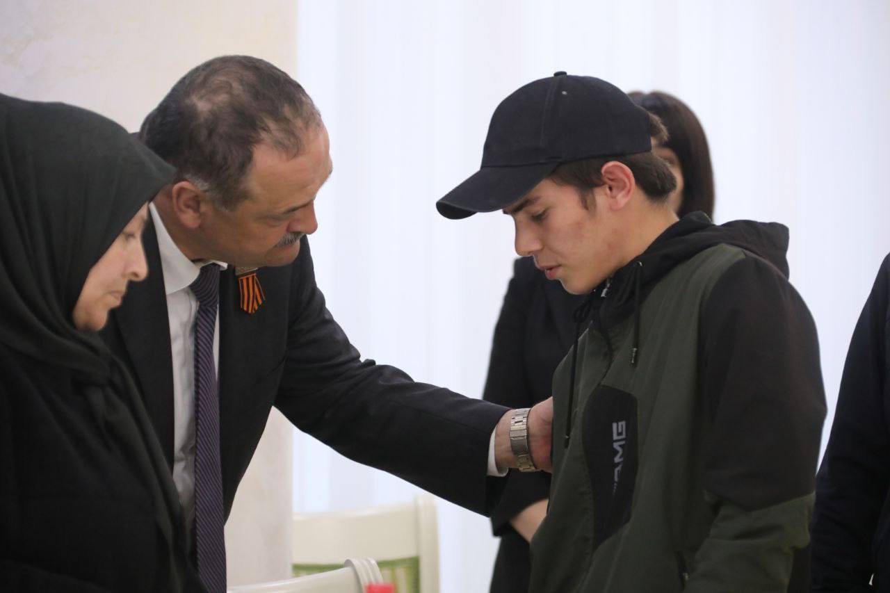 Сергей Меликов поручил предоставить льготные условия в сфере образования для детей военнослужащих