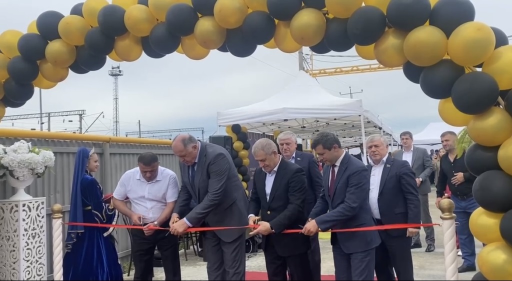 Абдулмуслим Абдулмуслимов открыл завод по производству сухих строительных смесей «Трон»