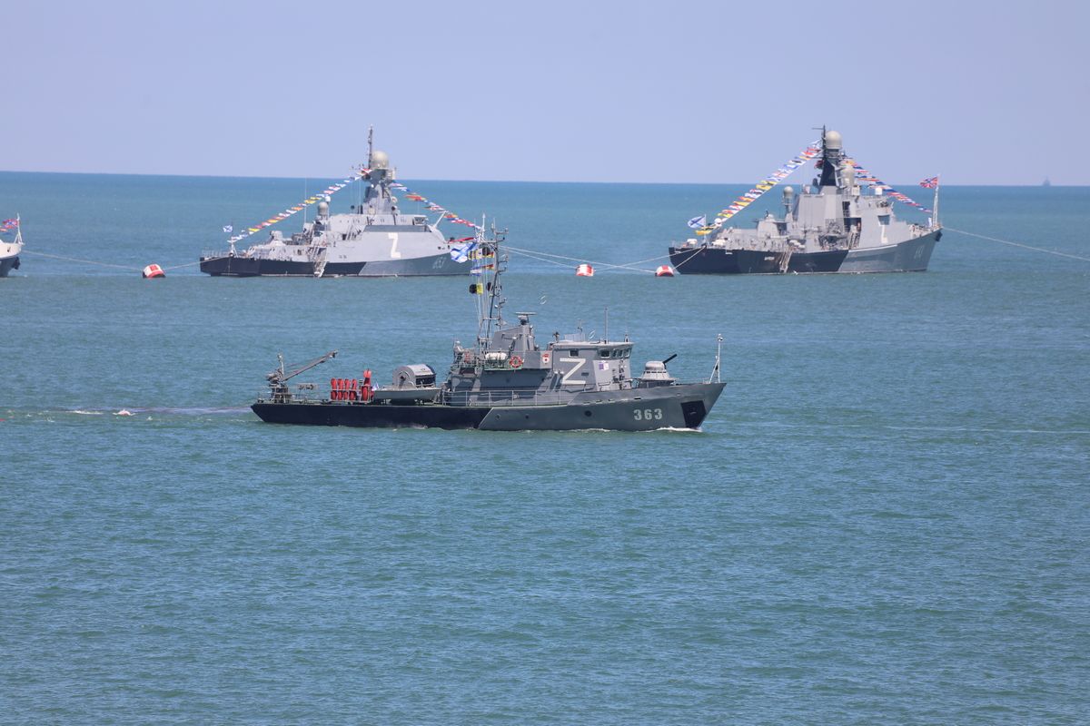 Парад боевых кораблей Каспийской флотилии прошел в честь Дня ВМФ