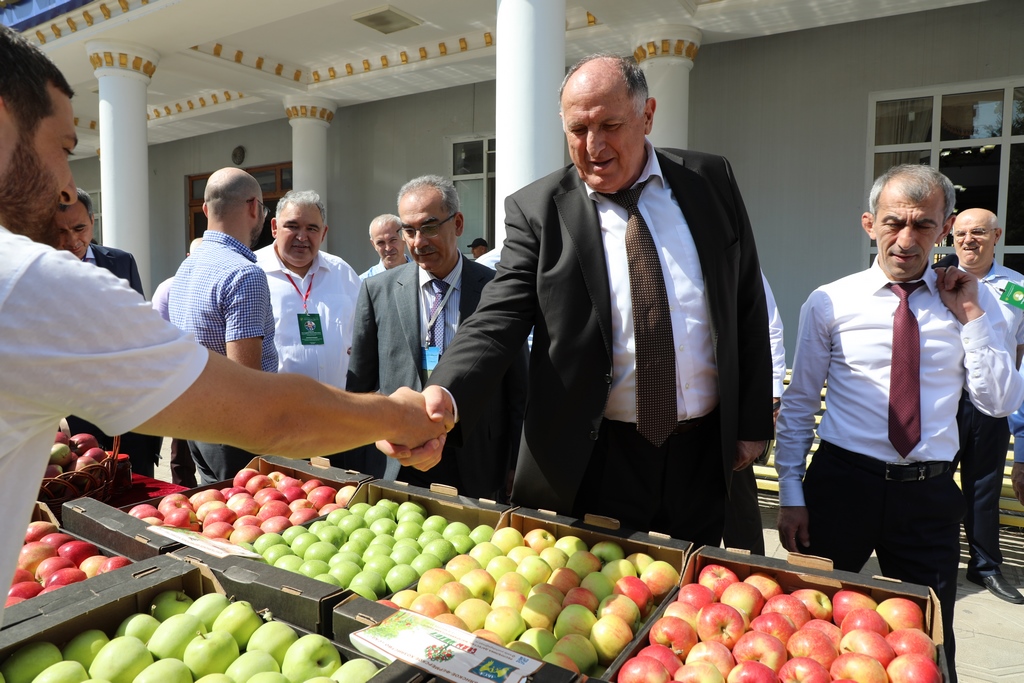 Абдулмуслим Абдулмуслимов осмотрел выставку сельскохозяйственной продукции