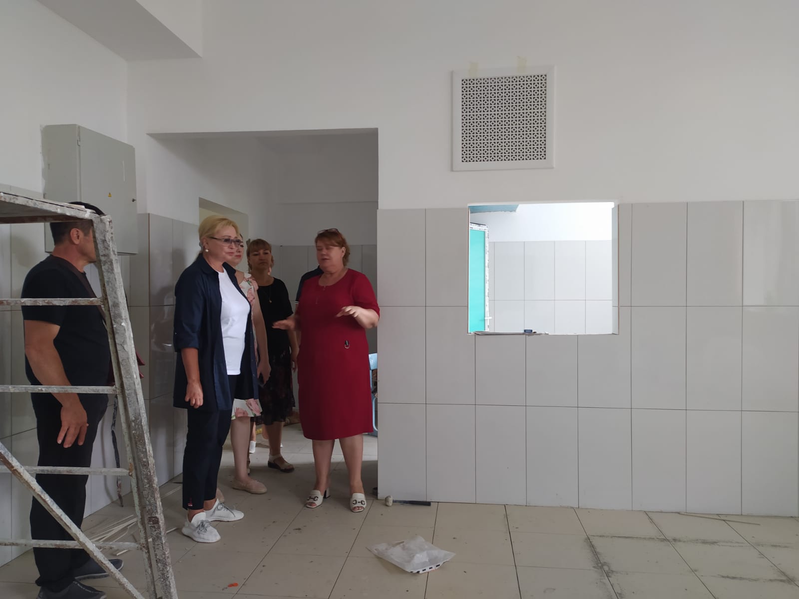 Елена Павлюченко проверила ход капремонта в школах Кизляра