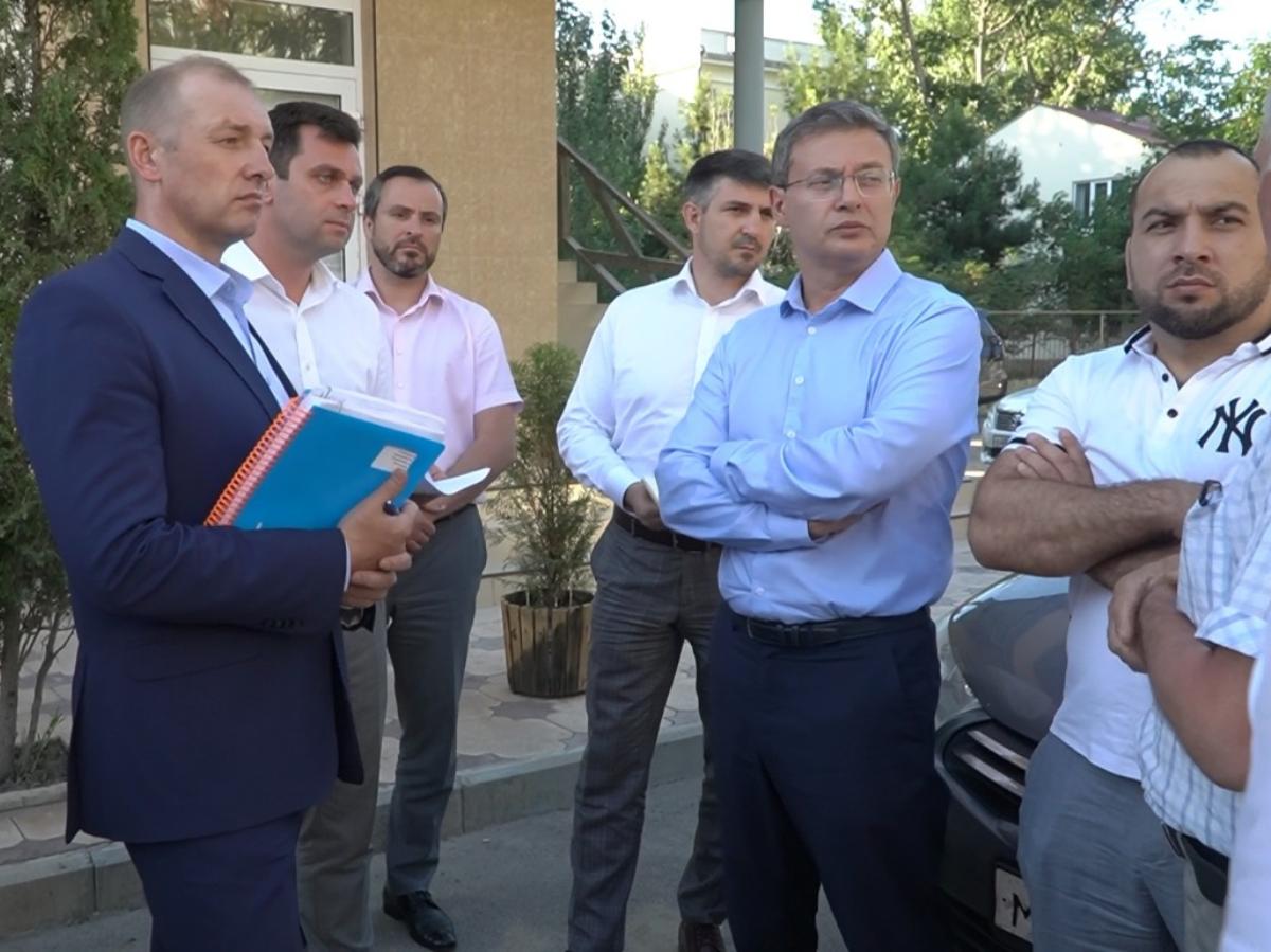 По поручению Сергея Меликова правительственная делегация встретилась с жителями аварийного общежития в Каспийске