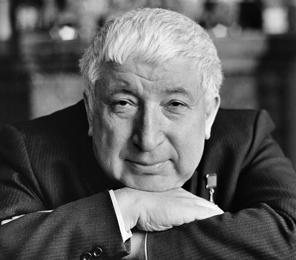 Правительство РД открыло прием документов на соискание премий имени Расула Гамзатова