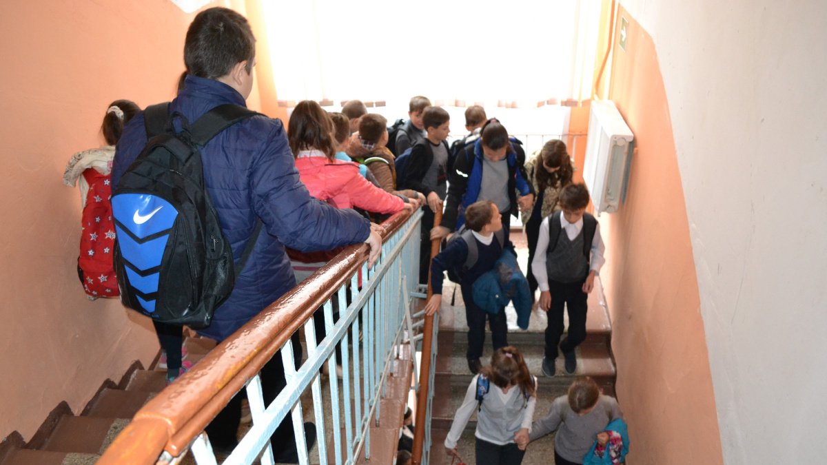 В школах Махачкалы вновь эвакуация из-за угрозы минирования