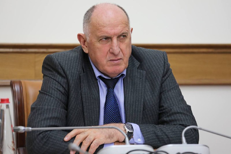 Абдулмуслим Абдулмуслимов: Рабочие места в сельских школах нужно сохранять!