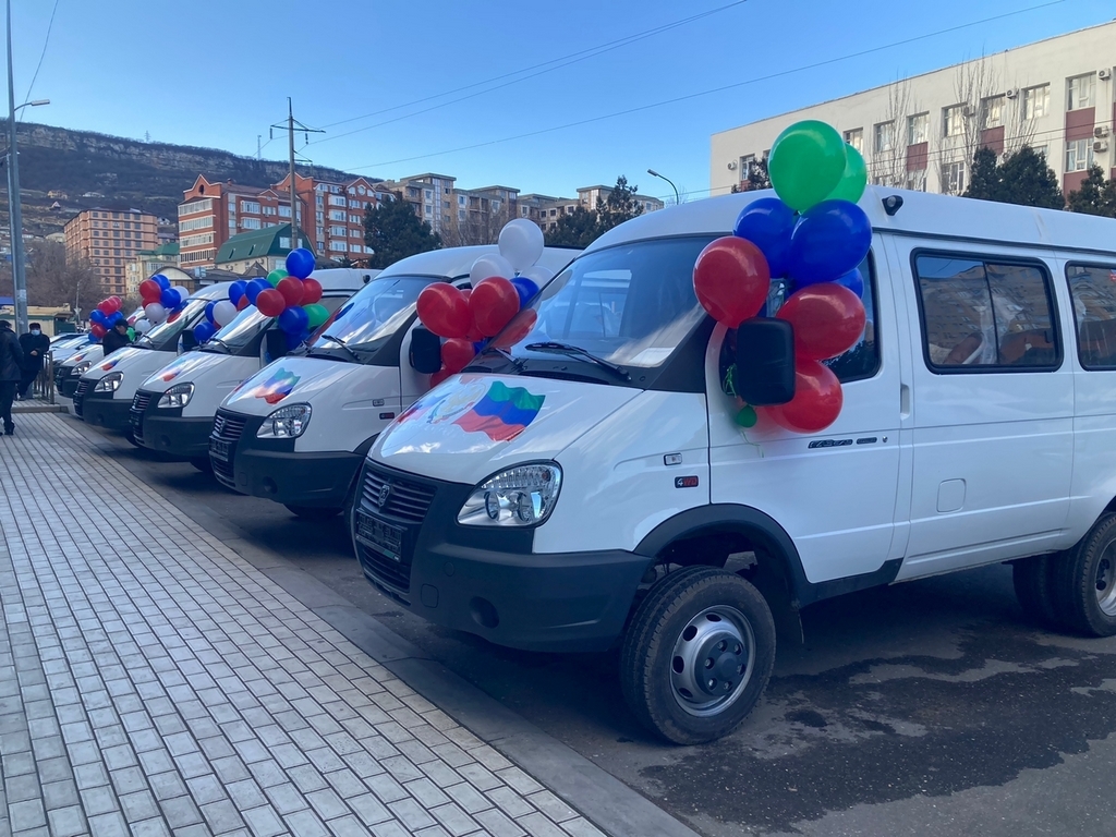 Шесть микроавтобусов вручили многодетным семьям в Минтруде РД