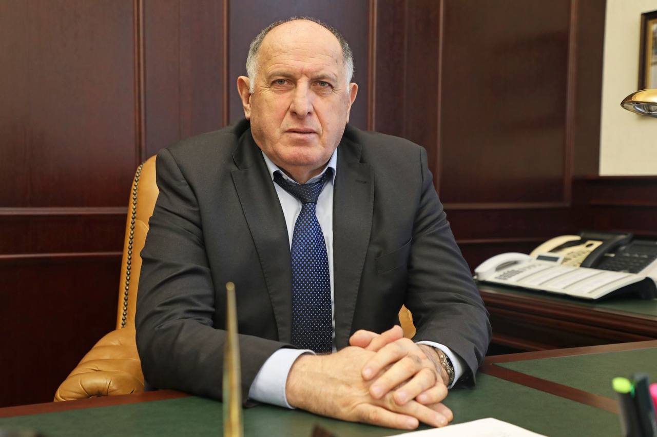 Абдулмуслим Абдулмуслимов поздравил работников казначейской службы с 30-летием образования российского казначейства