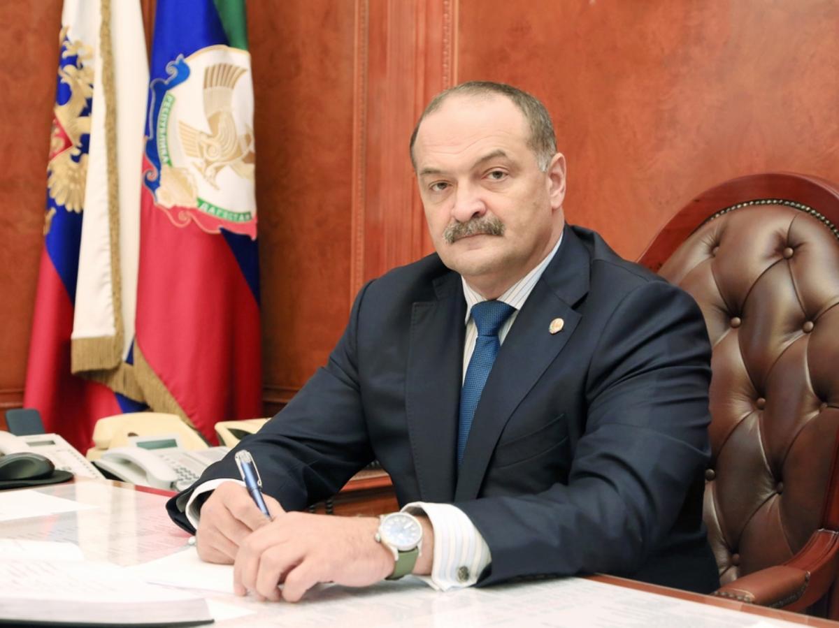Поздравление Главы РД Глава республики Сергей Меликов поздравил прекрасную половину человечества с Международным женским днем. Поздравление размещено на официальном сайте Главы и Правительства РД.  «Дорогие наши женщины! Прими с Международным женским днем