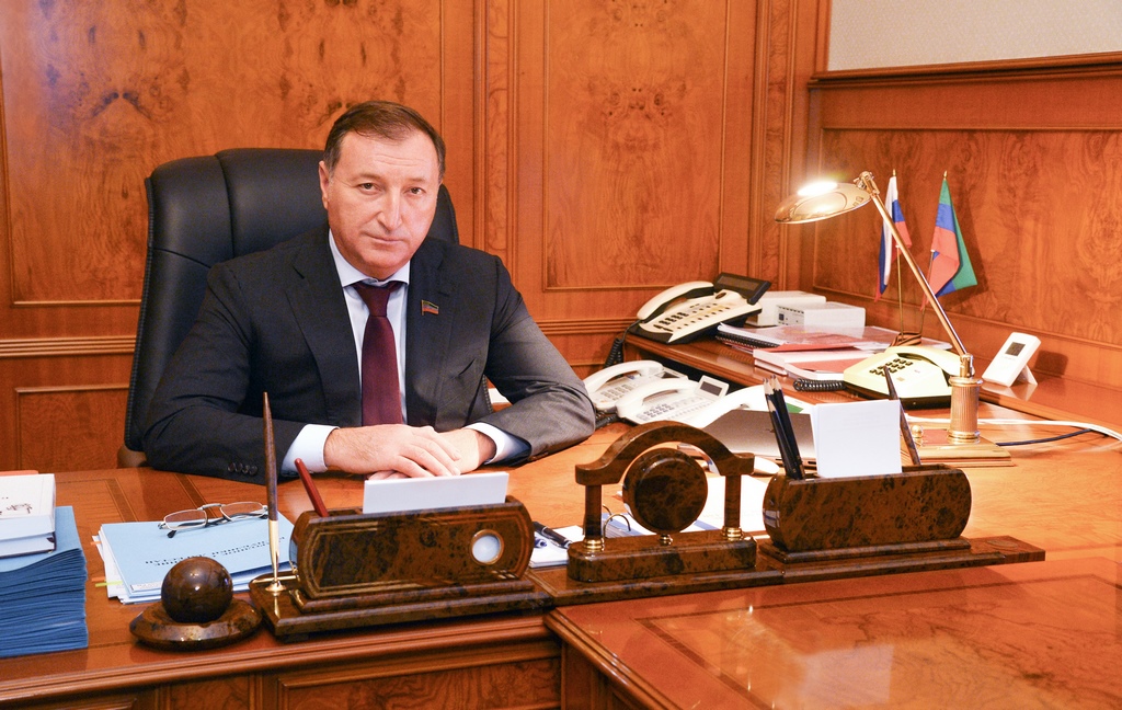 Заур Аскендеров поздравил женщин Дагестана с Международным женским днем