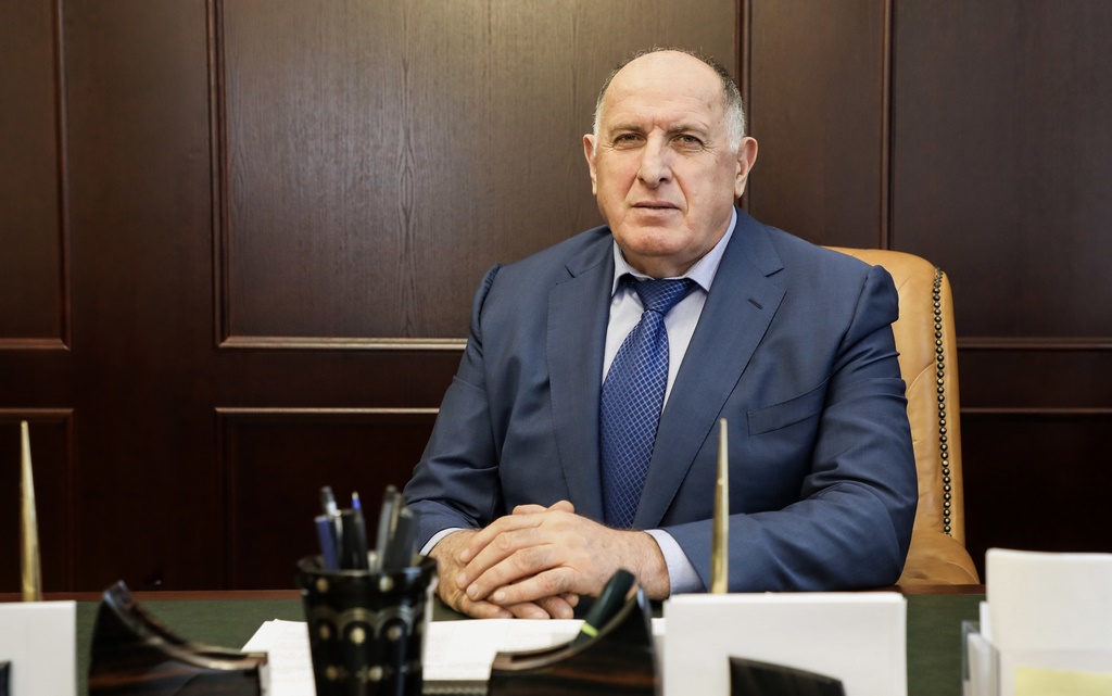 Абдулмуслим Абдулмуслимов поздравил дагестанок с Международным женским днем
