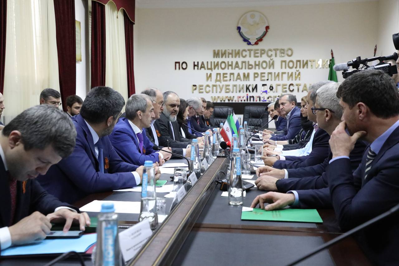 Иранский самолет с портретом Расула Гамзатова будет курсировать по всему миру