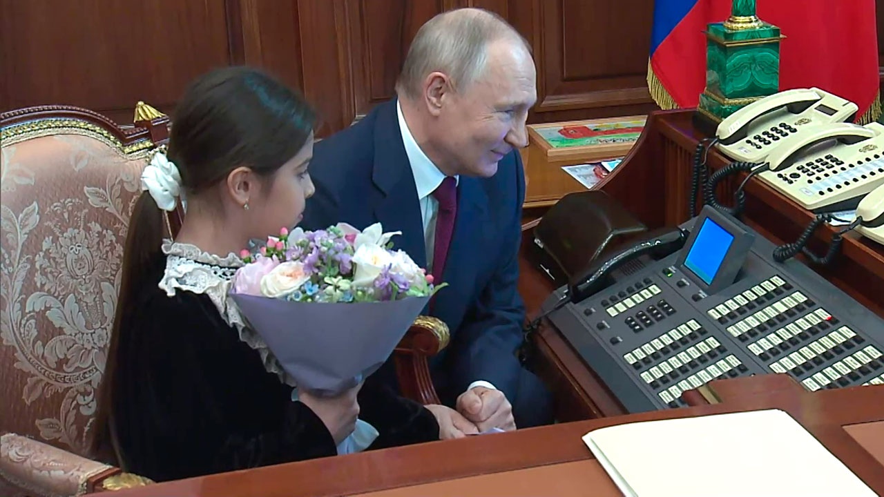 Владимир Путин встретился в Кремле с девочкой, не сумевшей увидеть его в Дербенте