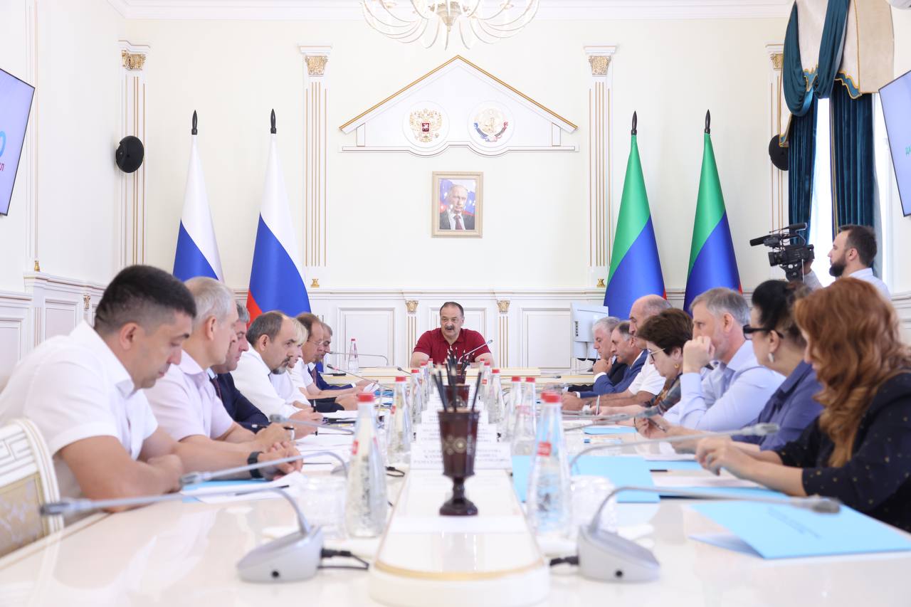 Сергей Меликов проводит заседание оргкомитета по проведению празднования 100-летия Расула Гамзатова