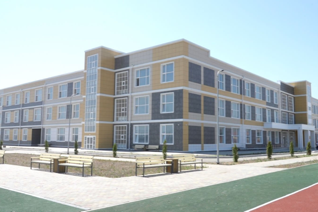 Замминистра обороны РФ и Глава РД осмотрели строящиеся социальные объекты в Махачкале и Каспийске