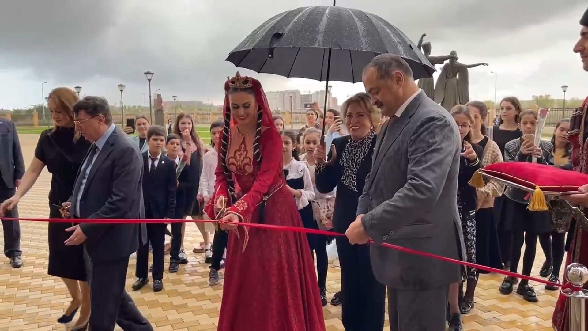 Валентина Матвиенко и Сергей Меликов открыли Дом танца в Махачкале