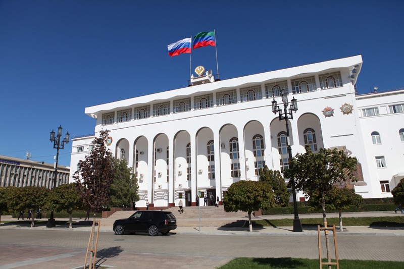 Глава Дагестана поручил заняться вопросом нехватки книг в школах