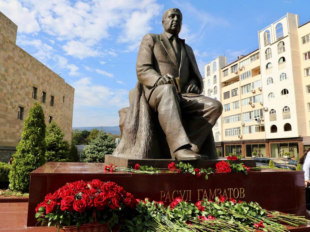 К памятнику Расула Гамзатова в Махачкале возложили цветы