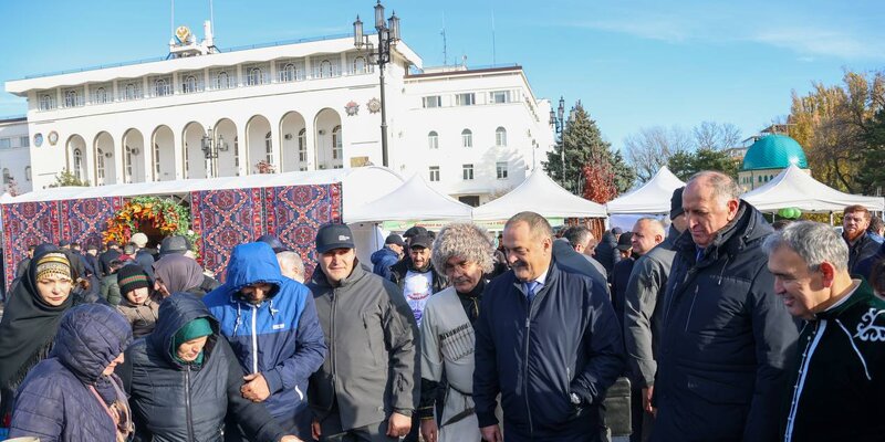Сергей Меликов посетил национальные подворья в рамках сельхозярмарки