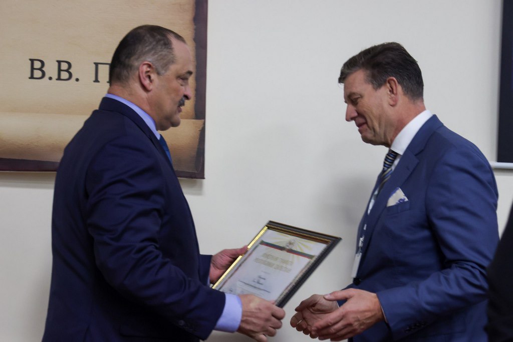Сергей Меликов вручил госнаграды отличившимся медработникам