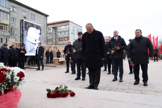 Сергей Меликов открыл стелу «Каспийск – город трудовой доблести»