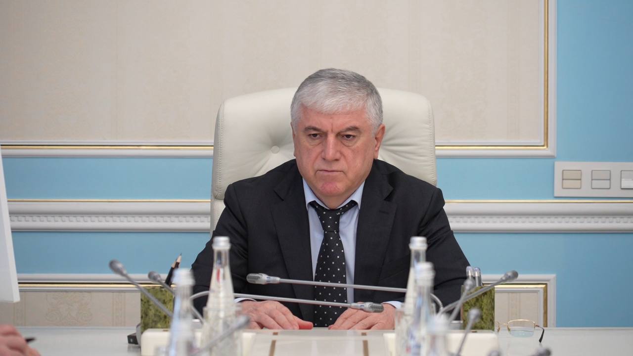 Мэр Махачкалы Юсуп Умавов провел совещание по актуальным вопросам