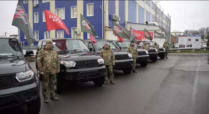 Артем Бичаев передал военнослужащим 15 автомобилей в рамках проекта «Всё для Победы!»