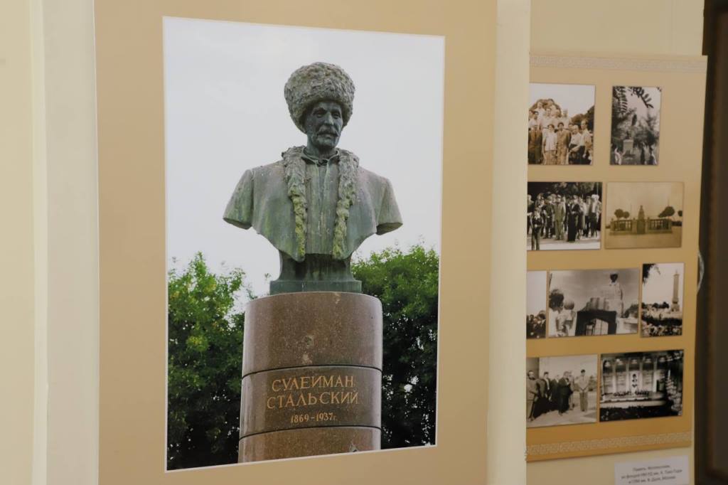 Зарема Бутаева посетила фотовыставку, посвященную 155-летию Сулеймана Стальского