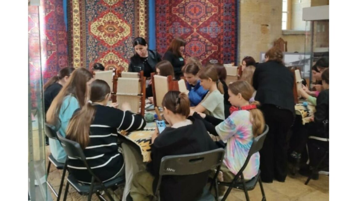 Мастер-класс по ковроткачеству для Белгородских детей