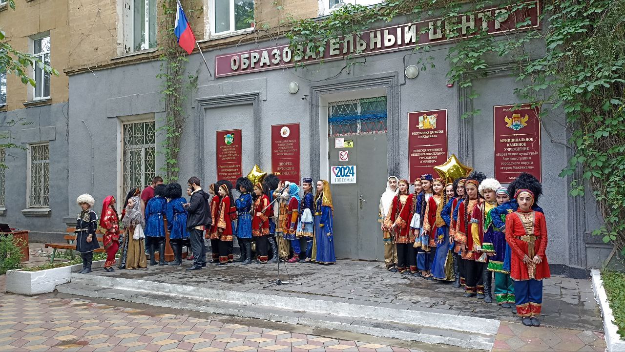 Детским ансамблям «Ватан», «Счастливое детство» и «Сарыкум» по поручению Главы Дагестана Сергея Меликова передали автобусы